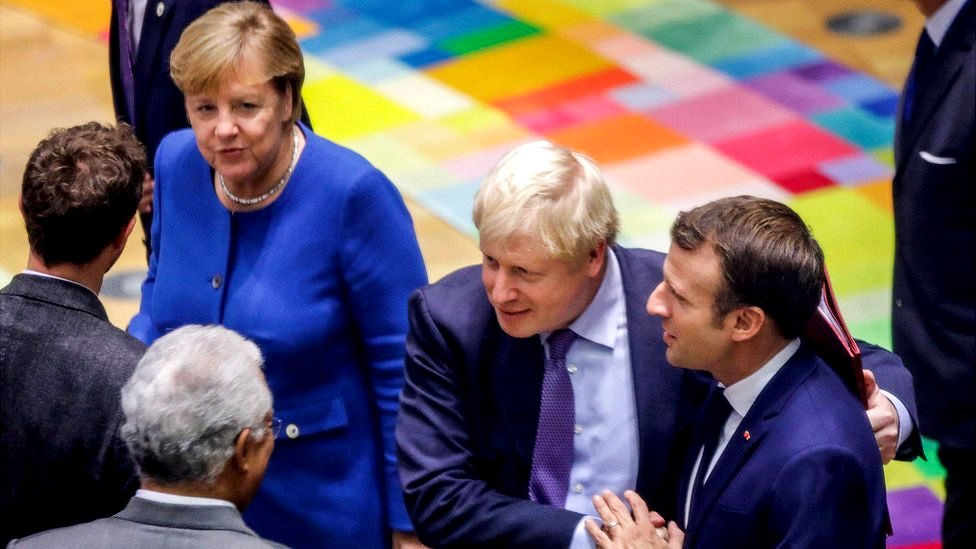 Премьер-министр Великобритании Борис Джонсон (2-й справа) приветствует президента Франции Эммануэля Макрона (справа) по прибытии на круглый стол в рамках саммита Европейского союза в штаб-квартире Европейского союза в Брюсселе 17 октября 2019 г.