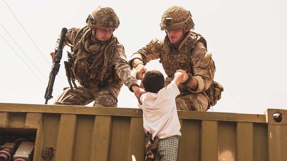 Tentara asing selamatkan bocah Afghanistan