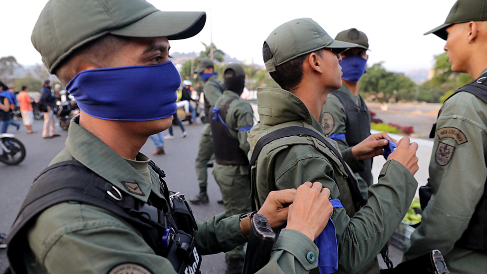 Militares venezolanos en el distribuidor Altamira frente a La Carlota, Caracas.