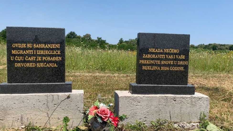 spomen-obležje stradalim migrantima na groblju u Bijeljini