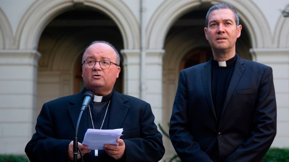 El arzobispo maltés Charles Scicluna y el sacerdote español Jordi Bertomeu.