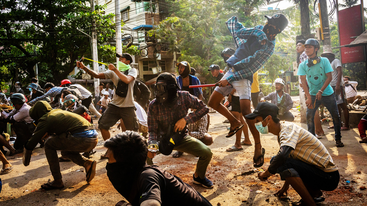 Manifestantes enfrentándose a las fuerzas de seguridad tras el golpe militar en 2021.
