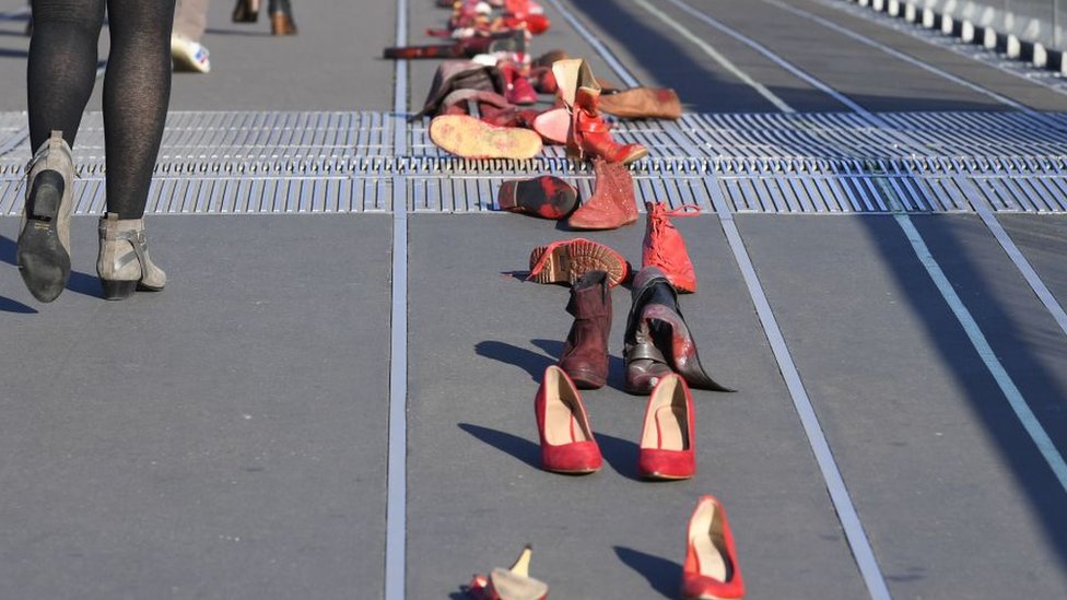Öldürülen kadınları temsilen kullanılan ayakkabılar