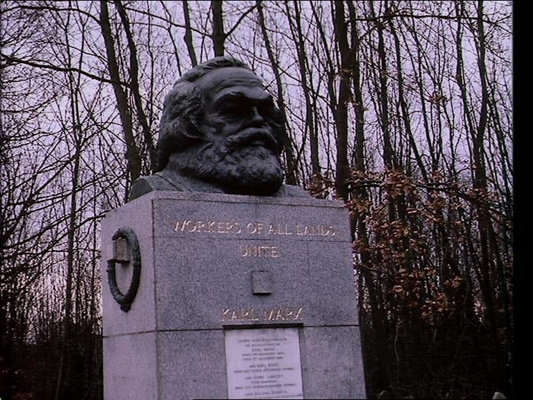 Spomenik na grobu Karla Marksa u Londonu