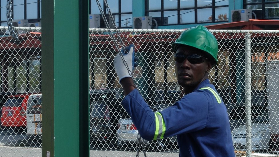 Un hombre trabaja en la industria petrolera en Guyana.