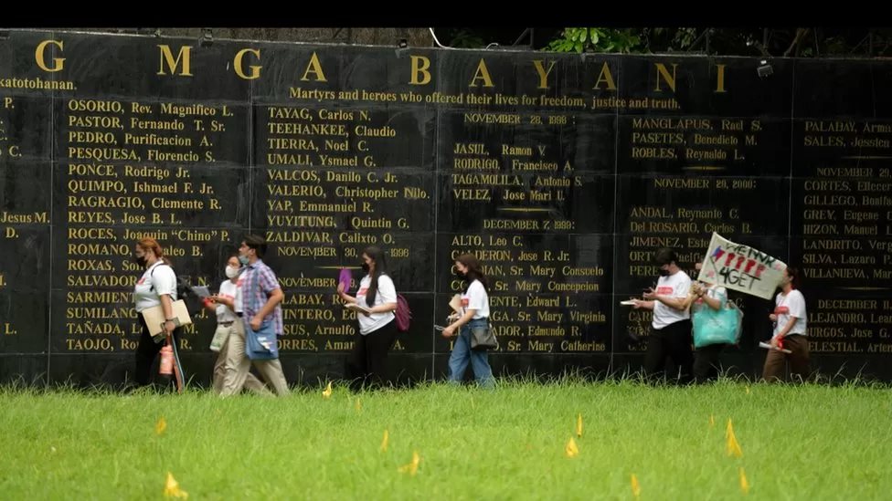 [출처: BBC] 역사 여행을 통해 계엄령 희생자를 위한 기념관을 방문하는 필리핀 청년들