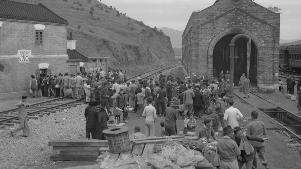 中國大陸難民在香港羅湖火車站關卡樓排隊辦理入境手續（9/11/1949）
