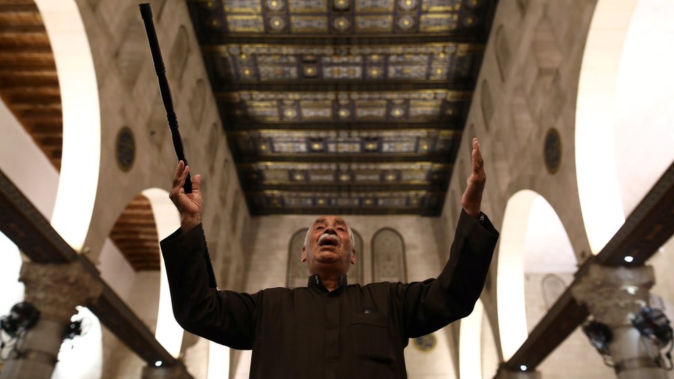 رجل يدعو داخل المسجد الأقصى