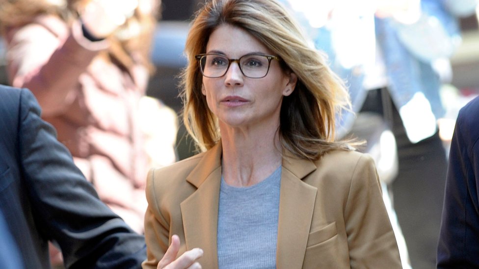 Lori Loughlin: US actress to plead guilty in college cheating scam