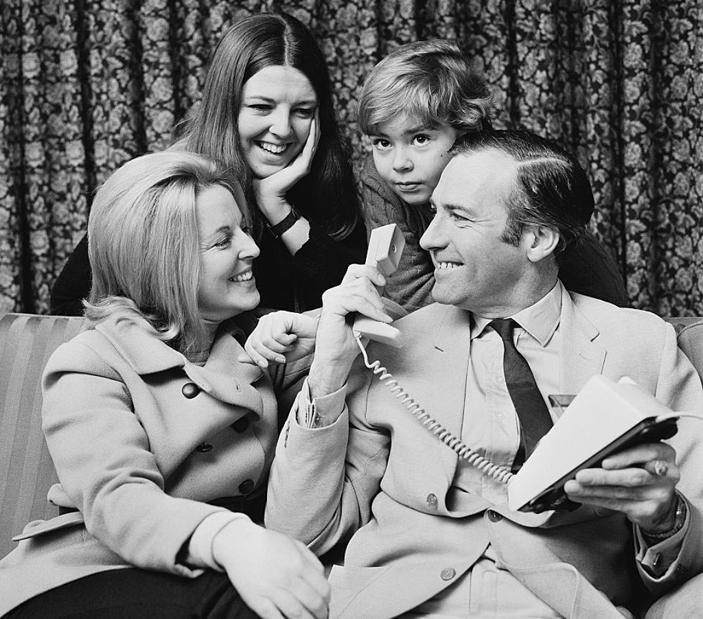 Stonehouse con su esposa Barbar y su familia en su casa de campo, en 1969.