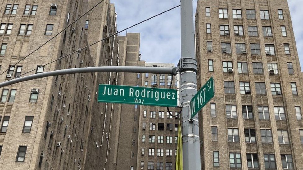 Un tramo de la avenida Broadway entre las calles 159 y 218 nombrado en homenaje a Juan Rodríguez en 2012.