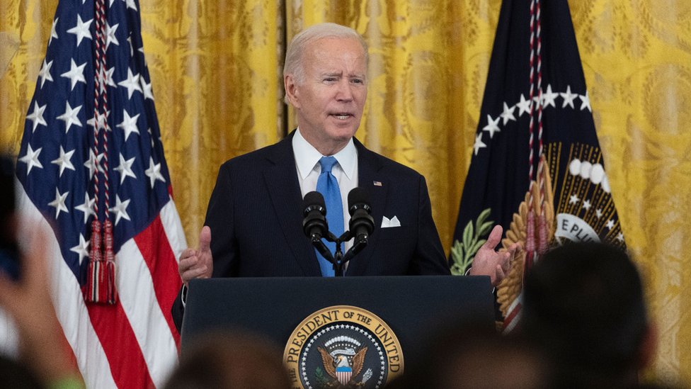 El Presidente Joe Biden duran te un evento el 30 de sept
