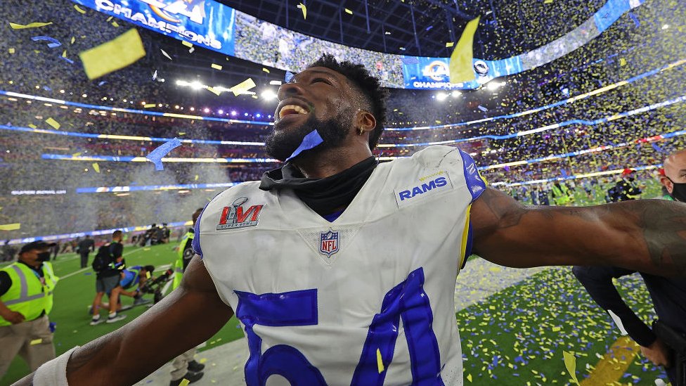 Leonard Floyd, de los Rams de Los Ángeles, celebra la victoria en el Super Bowl