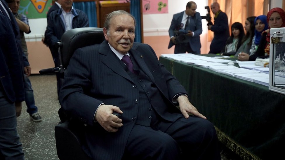 El presidente Bouteflika en silla de ruedas en un puesto de votación en Argel
