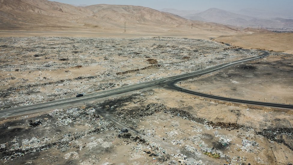 Ropa quemada en el desierto de Atacama