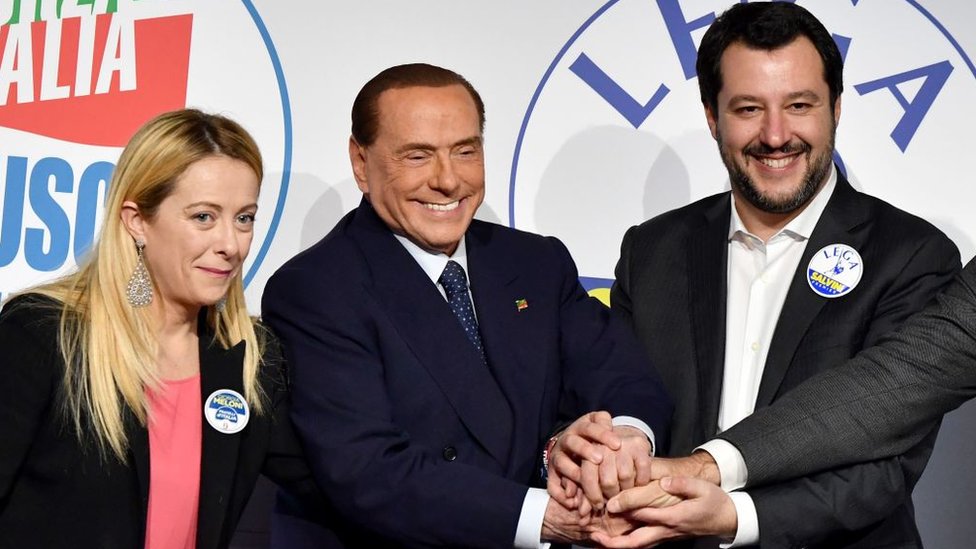 意大利兄弟黨黨魁梅洛尼、意大利力量黨首腦貝盧斯科尼、北方聯盟領袖薩爾維尼 2018年3月1日抵達羅馬阿德里亞諾體育場時擺姿勢合影
