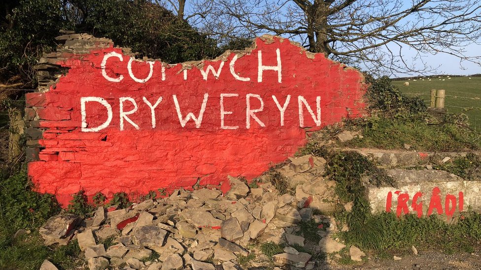 Стена Cofiwch Dryweryn повреждена недалеко от Аберистуита
