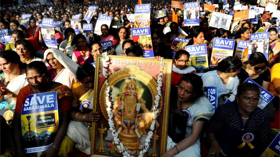 Члены и сторонники Ayappa Dharma Samrakshana Samithi (объединенного форума южноиндийских приверженцев Ayyappa) сидят во время мирного протеста, требуя особого таинства в связи с вступлением женщин в храм Сабаримала в Нью-Дели, Индия, 14 октября 2018 г.