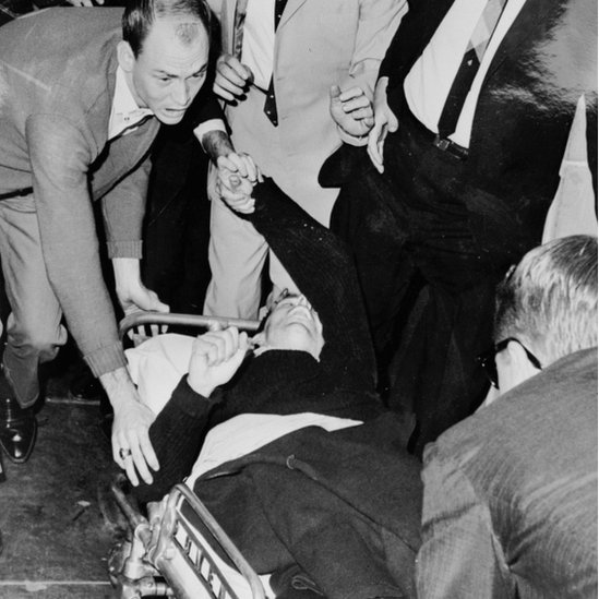 Ruby disparó a Oswald cuando era cambiado de comisaría. Ruby disparó a Oswald cuando era cambiado de comisaría.