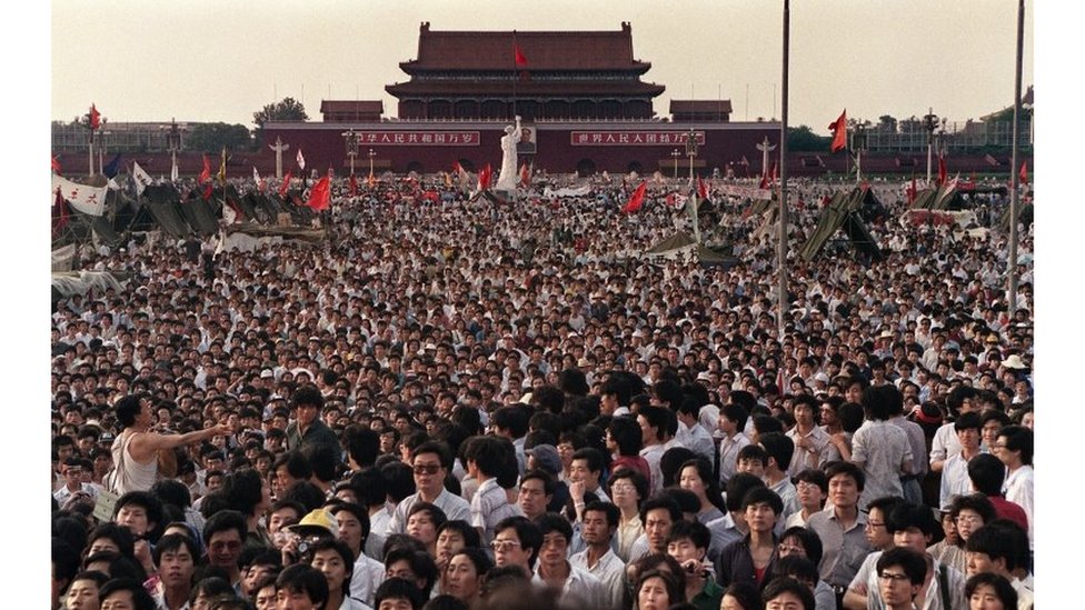 На этой файловой фотографии, сделанной 2 июня 1989 года, изображены сотни тысяч китайцев, собравшихся вокруг 10-метровой копии Статуи Свободы (С), называемой Богиней демократии, на площади Тяньаньмэнь
