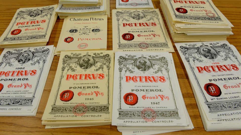 Los falsificadoes también imprimen sus propias etiquetas. Etiquetas falsas.