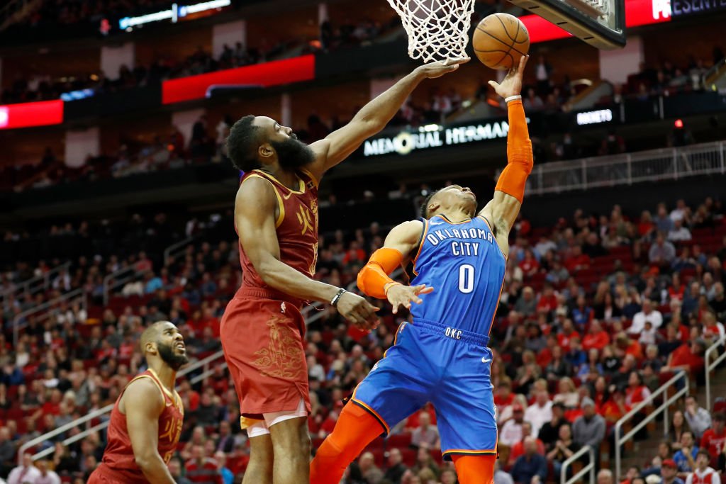 Westbrook y Harden en una acción del partido entre Houston y Oklahoma.