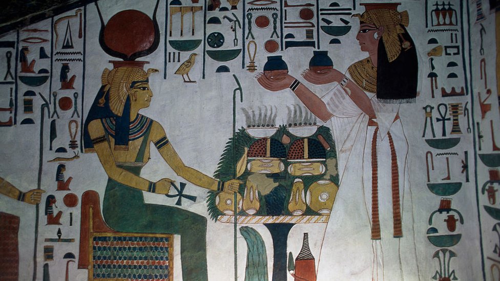 اسرار سحر وجاذبية المرأة المصرية القديمة؟ _103802752_mediaitem103802531