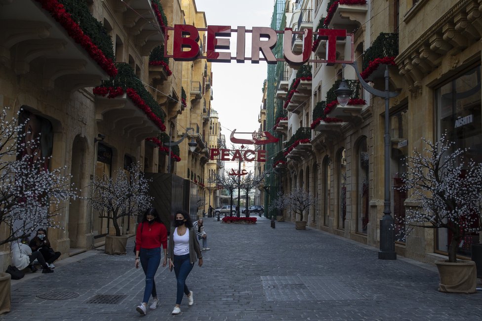 Две женщины в масках идут по улице в центре Бейрута, Ливан (9 января 2021 г.)