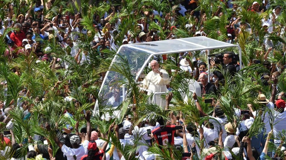 Папа Франциск машет рукой перед тем, как возглавить мессу на Маврикии