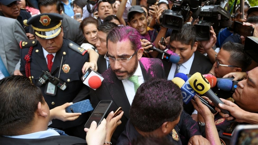 Министр безопасности Мексики Хесус Орта был покрыт розовыми блестками во время протестов