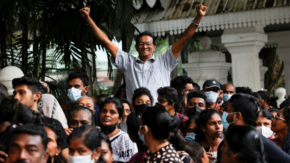 Los manifestantes adentro de la casa presidencial en Colombo, después de que el presidente Gotabaya Rajapaksa huyera.
