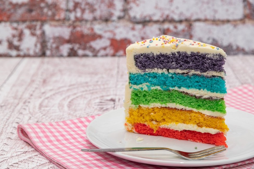 Torta u duginim bojama