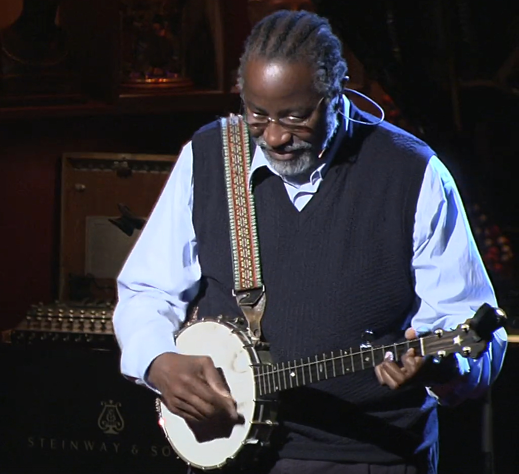 John Francis tocando seu banjo no início de sua palestra no TED