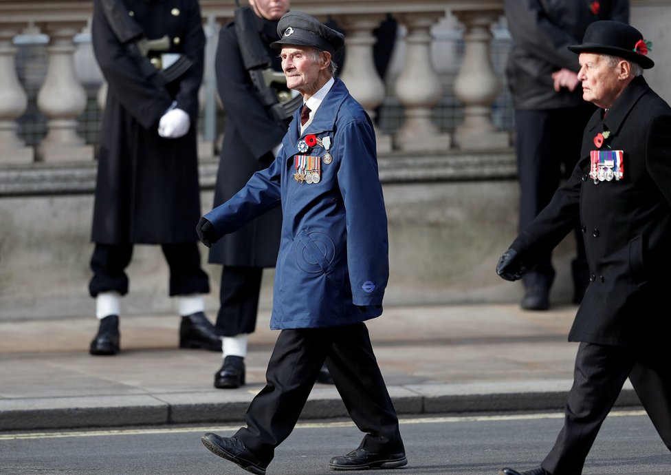 96-летний ветеран "Дня Д" Джон Эйчисон (в центре) на воскресной службе памяти в Кенотафе в Уайтхолле, Лондон.