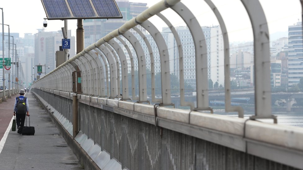 Sigurnosne ograde postavljene su duž mosta Mapo preko reke Han u Seulu kako bi se sprečilo da ljudi oduzmu vlastite živote