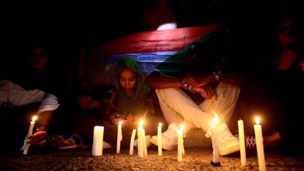 Суданские протестующие принимают участие в митинге в столице Хартуме, чтобы оплакивать десятки демонстрантов, погибших в ходе рейда на сидячую забастовку в Хартуме 13 июля