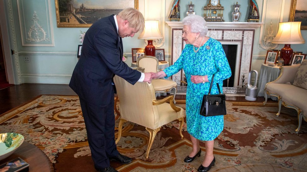 La reina Isabel II recibe a Boris Johnson