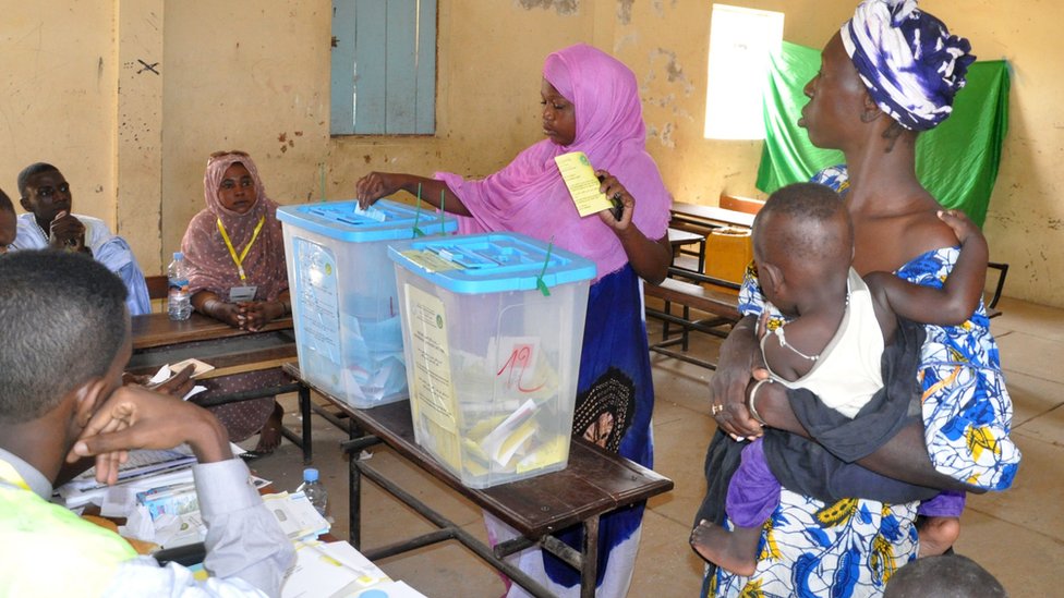 Женщина голосует на референдуме по конституции страны 5 августа на избирательном участке в Нуакшоте