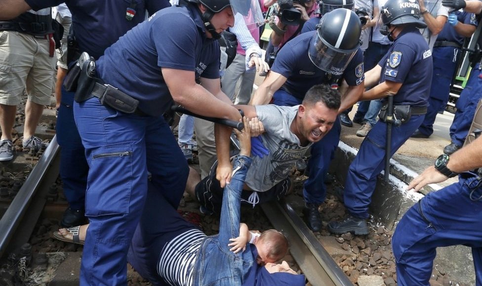 Венгерская полиция задерживает мигрантов на вокзале в городе Бичке, Венгрия, 3 сентября 2015 года.