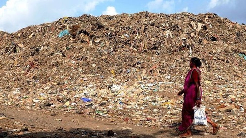 The nightmare of India's tallest rubbish mountain