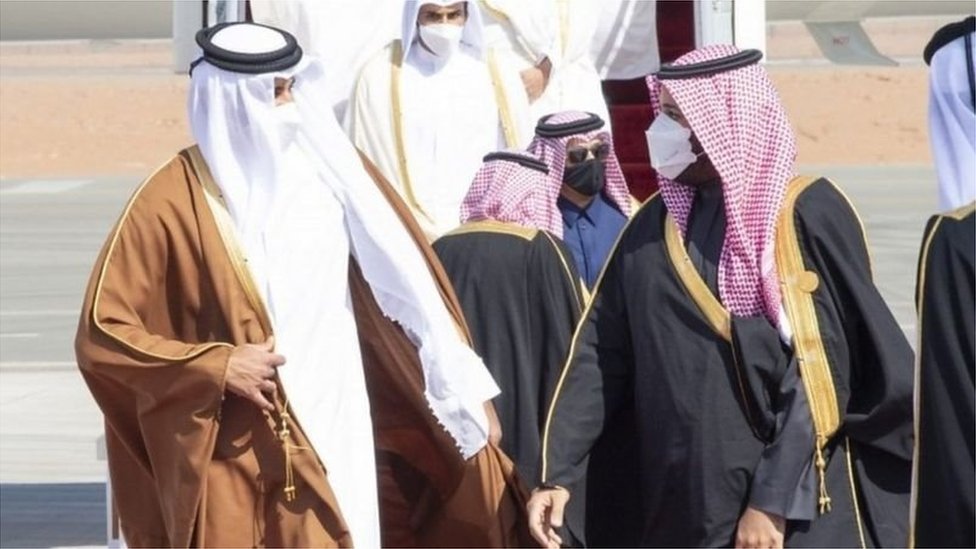ولي العهد السعودي يستقبل أمير قطر في مطار العلا