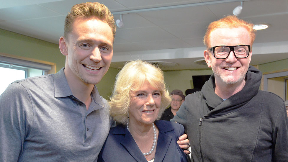 Герцогиня Корнуолл с Томом Хиддлстоном (слева) и Крисом Эвансом на BBC Radio 2
