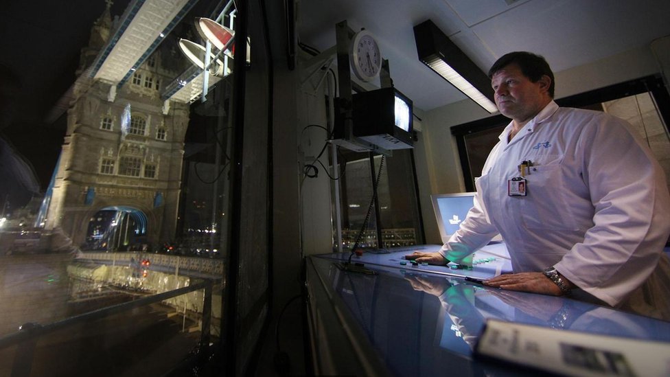 Una de las consecuencias a largo plazo de trabajar de noche puede ser el surgimiento de enfermedades metabólicas o cardiovasculares. Personal turno noche.