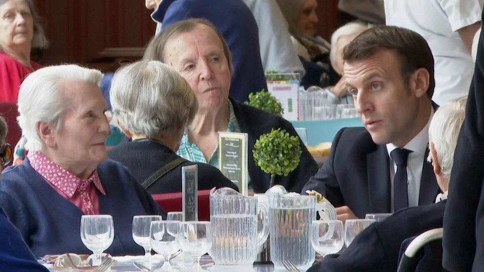 Президент Франции Эммануэль Макрон посетил дом престарелых в марте 2020 года