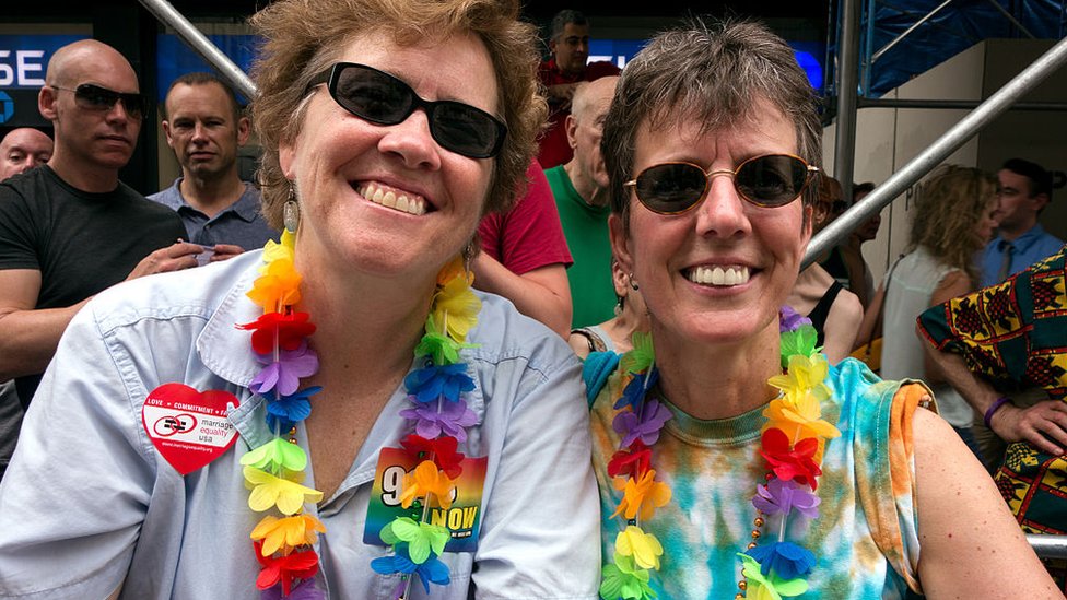 Una pareja lesbiana celebra el desfile del Orgullo Gay en Nueva York, 2013