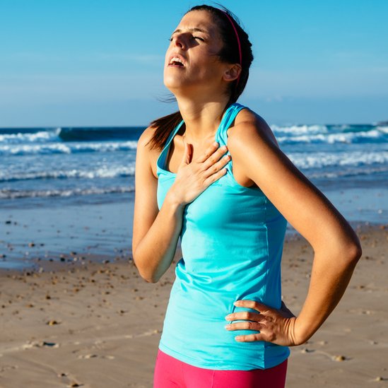 Al igual que los deportistas de élite, las personas que someten el cuerpo a exigentes trabajos físicos pueden padecer los síntomas del asma. Persona con problemas para respirar