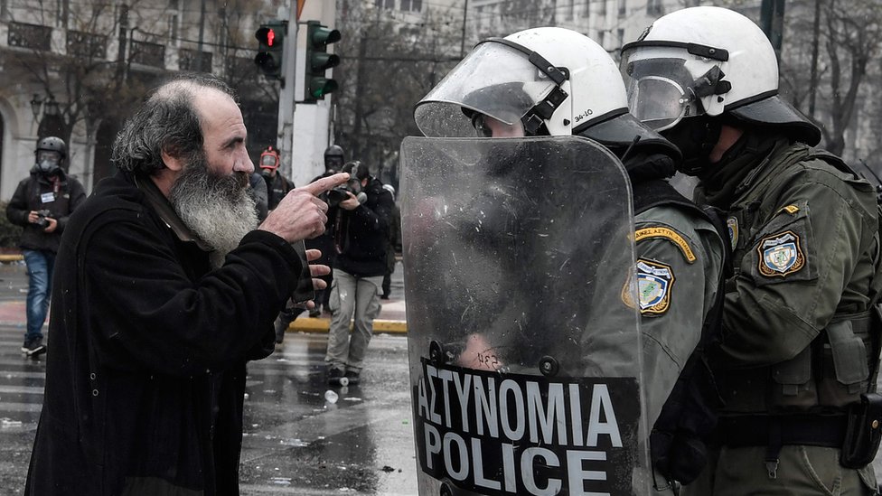 Pravoslavni sveštenik u svađi sa policajcem, Atina, 20. januar 2019.