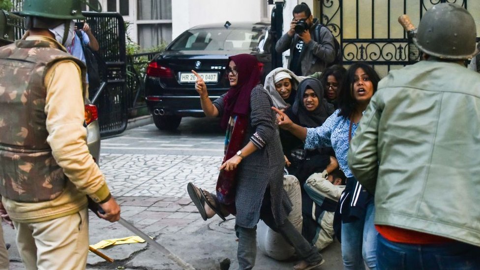 Студенты Jamia Millia Islamia реагируют во время акции протеста против поправки к Закону о гражданстве