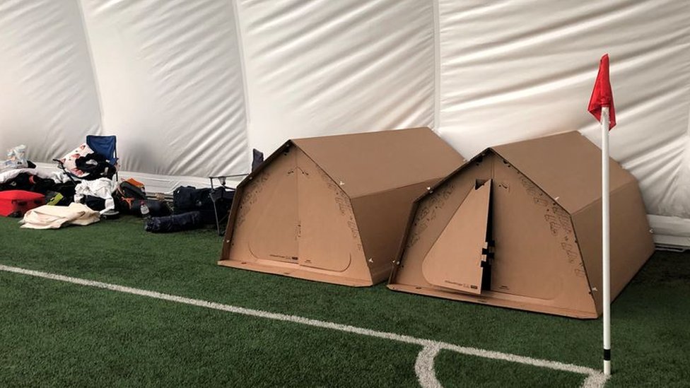 Игроки будут спать в картонных палатках