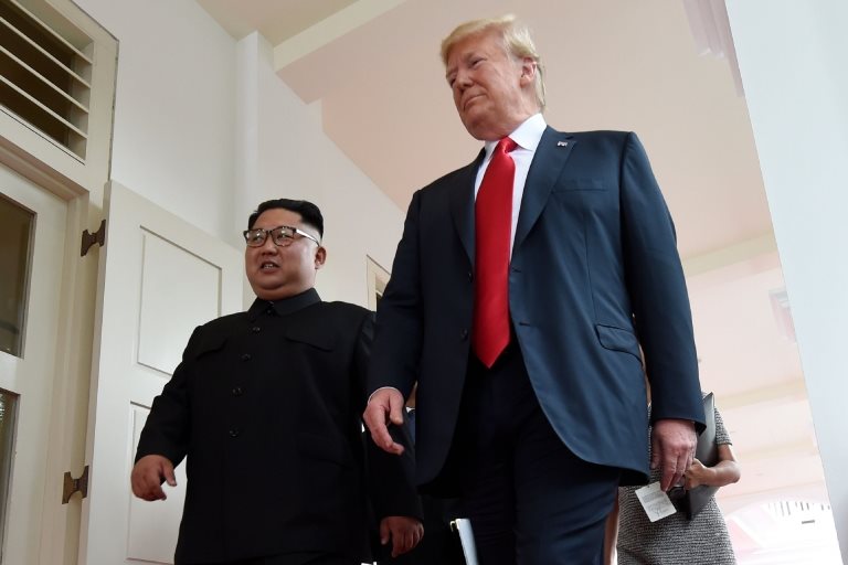 En 2017 ambos jefes de Estado intercambiaron amenazas de guerra que llegaron a un punto álgido en septiembre, tras una prueba nuclear de Pyongyang. Kim Jong-un camina junto a Donald Trump